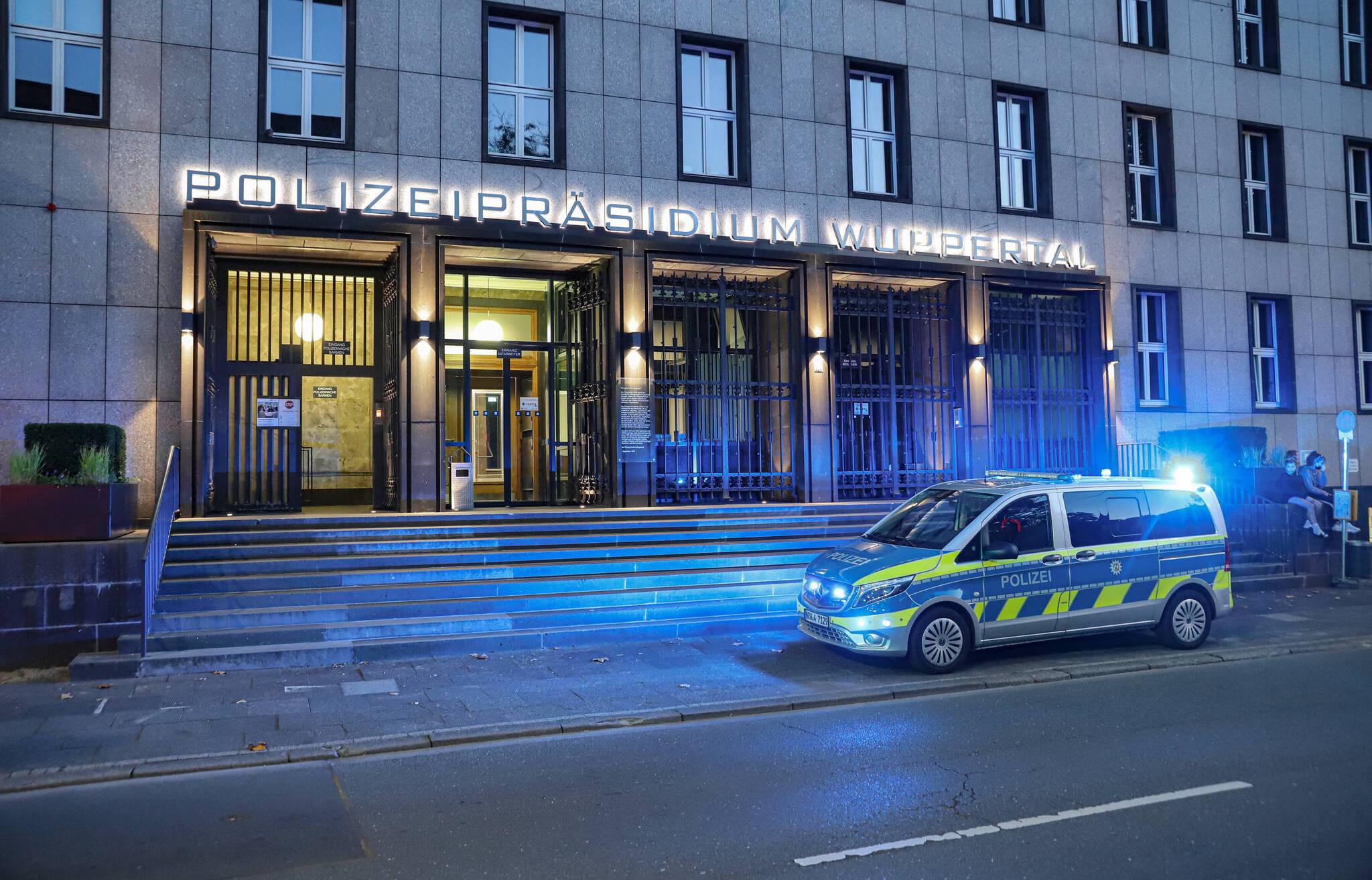  Der Eingang des Polizeipräsidiums an der Wuppertaler Friedrich-Engels-Allee. 